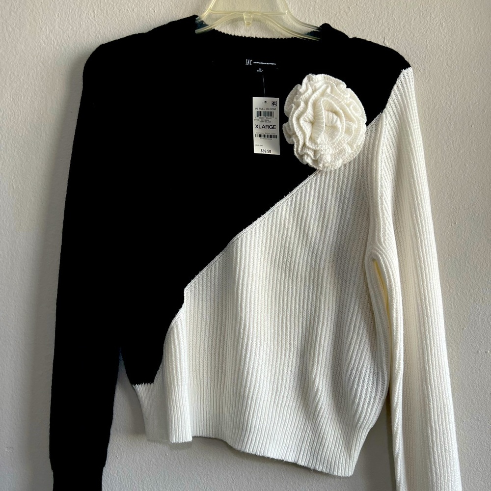 Beautiful and slimming sweater for fall or winter.